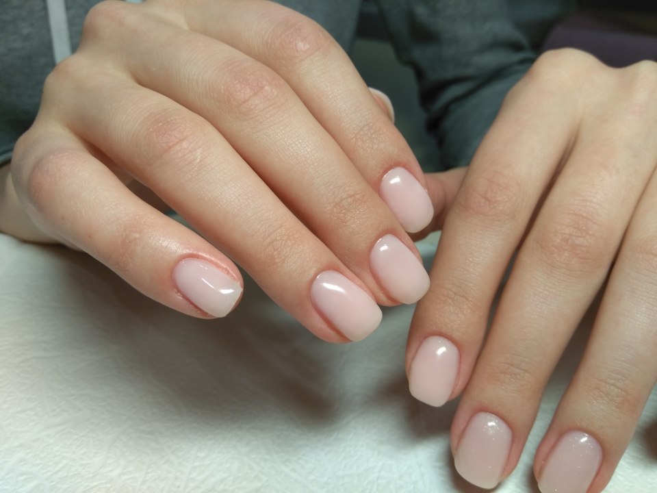 Маникюр однотонный полупрозрачный