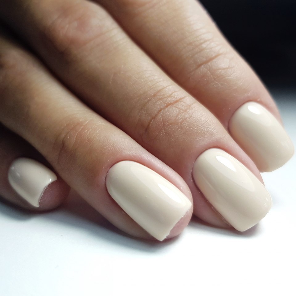 Маникюр светлый однотонный