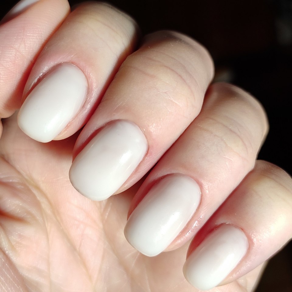 Однотонное тона бежевого цвета маникюр