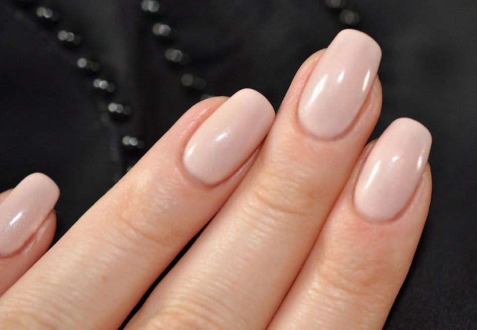 Однотонные бежевые ногти