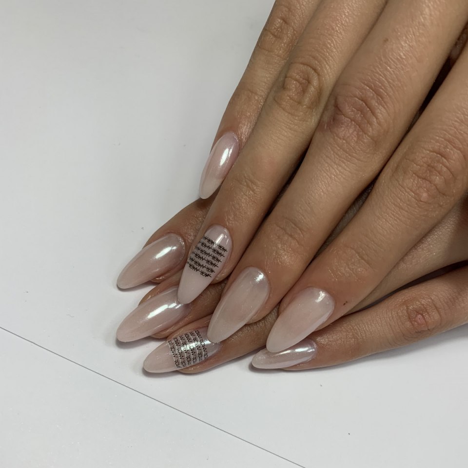 Нюдовый полупрозрачный маникюр