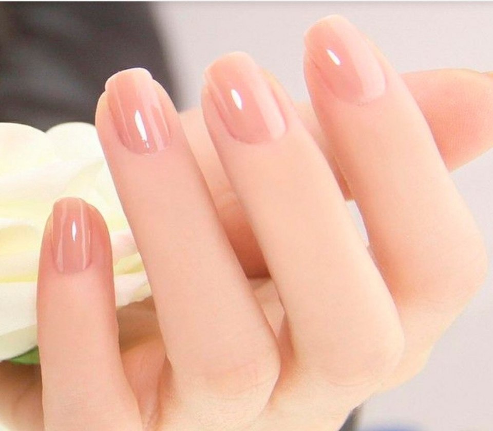 Маникюр телесный с белым