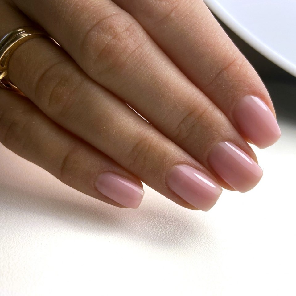 Нюдовые ногти белые