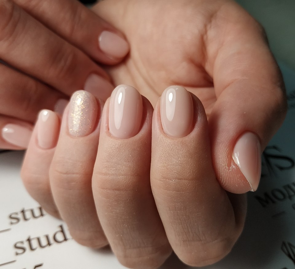 Бежевый маникюр однотонный