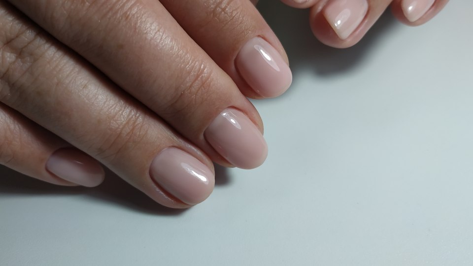 Однотонный маникюр молочный