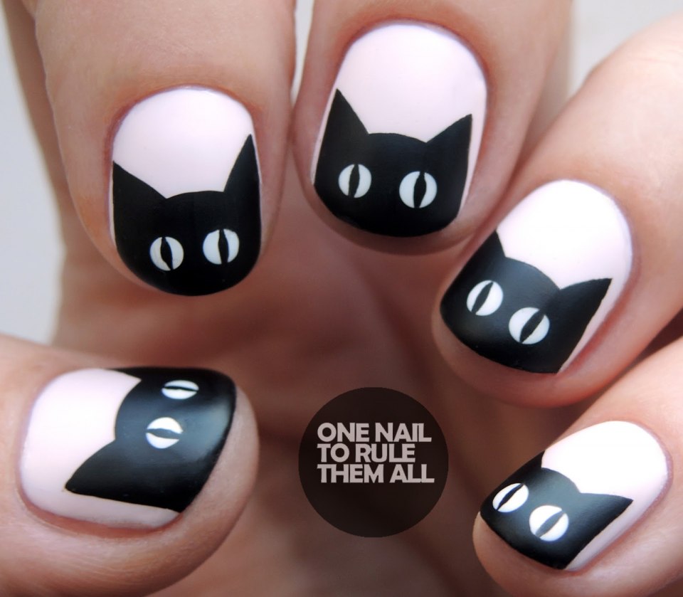Маникюр с черным котом