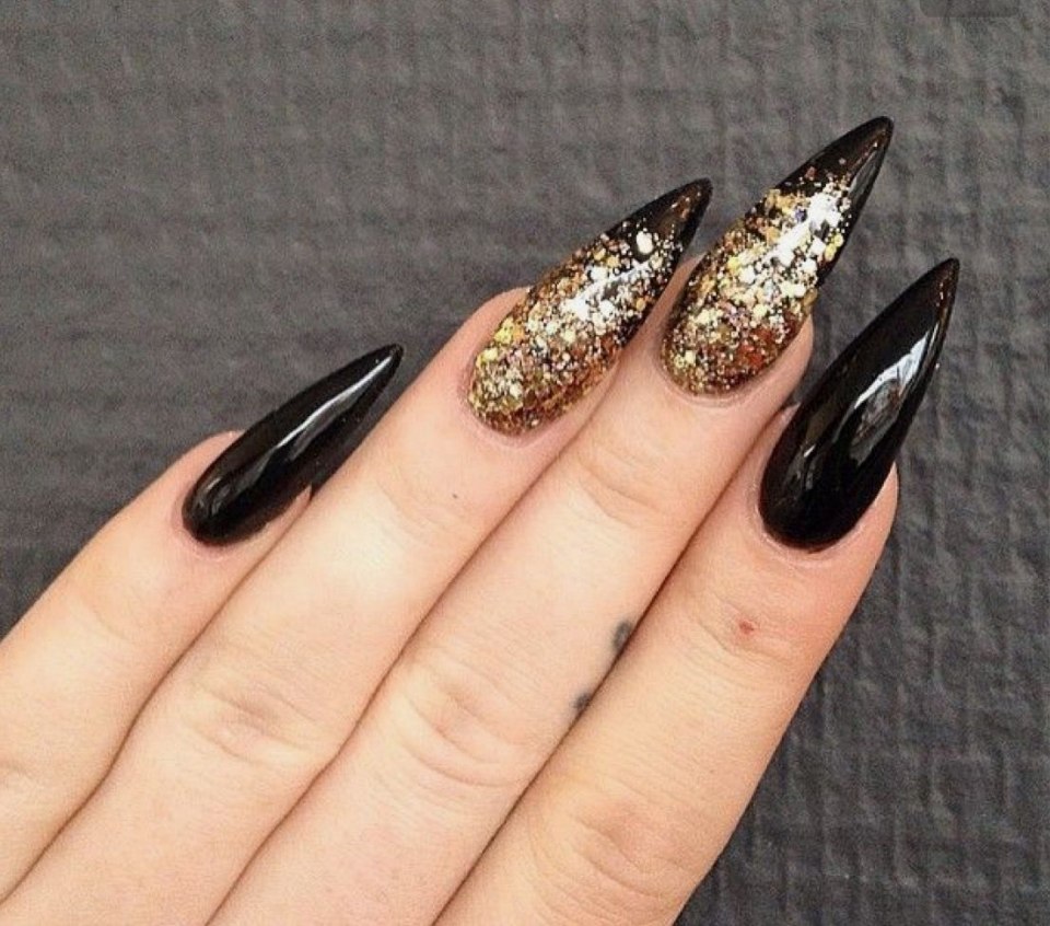 Ногти черные с золотом острые