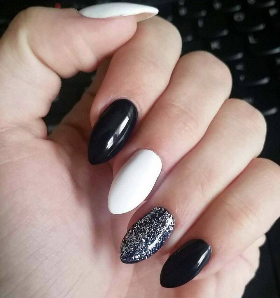 Бело-черный маникюр на миндалевидных ногтях