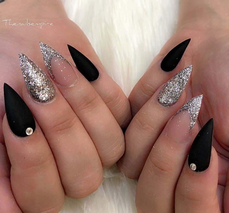 Черно белые ногти острые