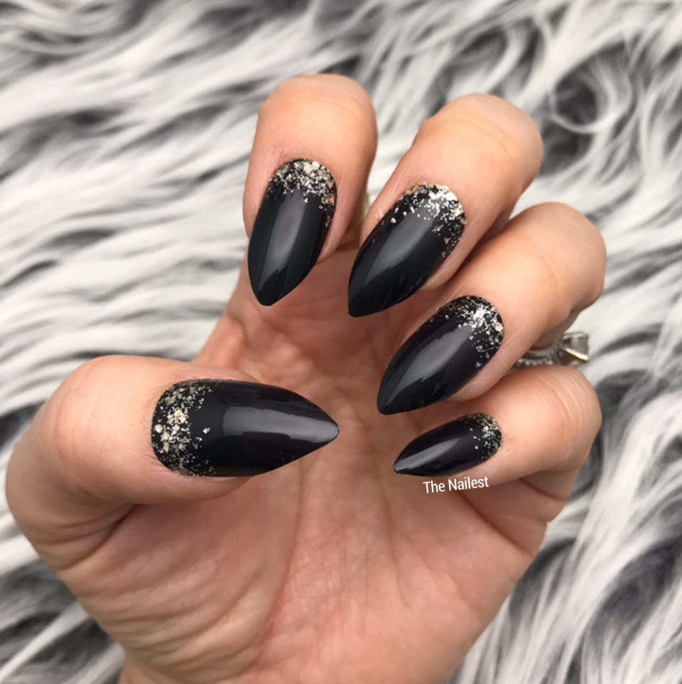 Красивый маникюр черный с серебром