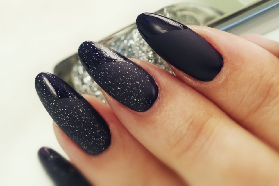 Матовые чёрные ногти с блестками