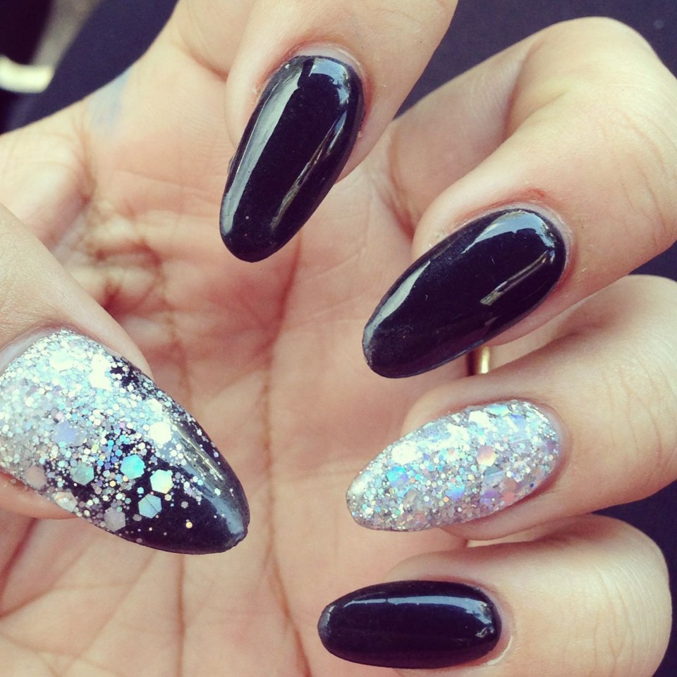 Темный маникюр на миндалевидных ногтях с блестками