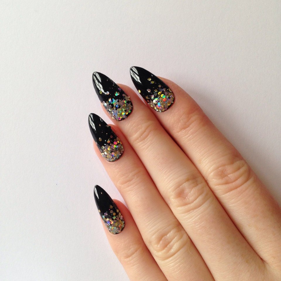 Черные острые ногти с блестками