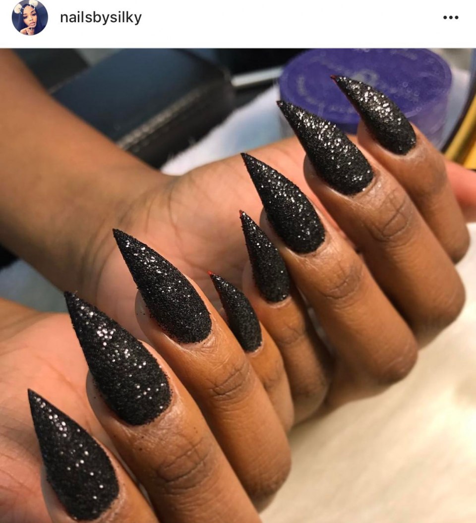 Черные острые ногти с блестками