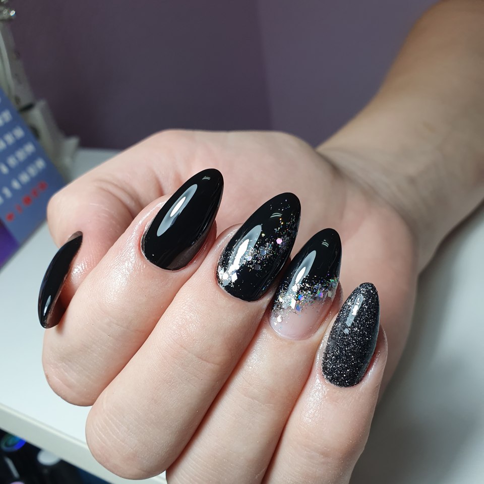 Черный глянцевый маникюр