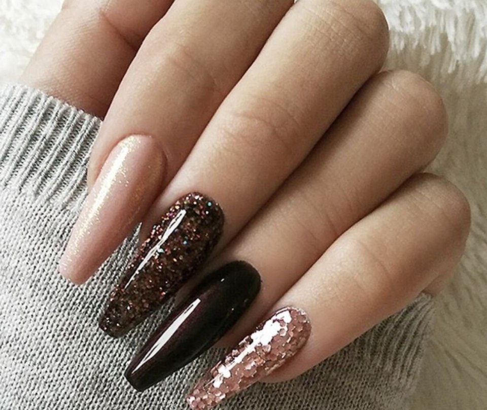 Коричневые длинные ногти