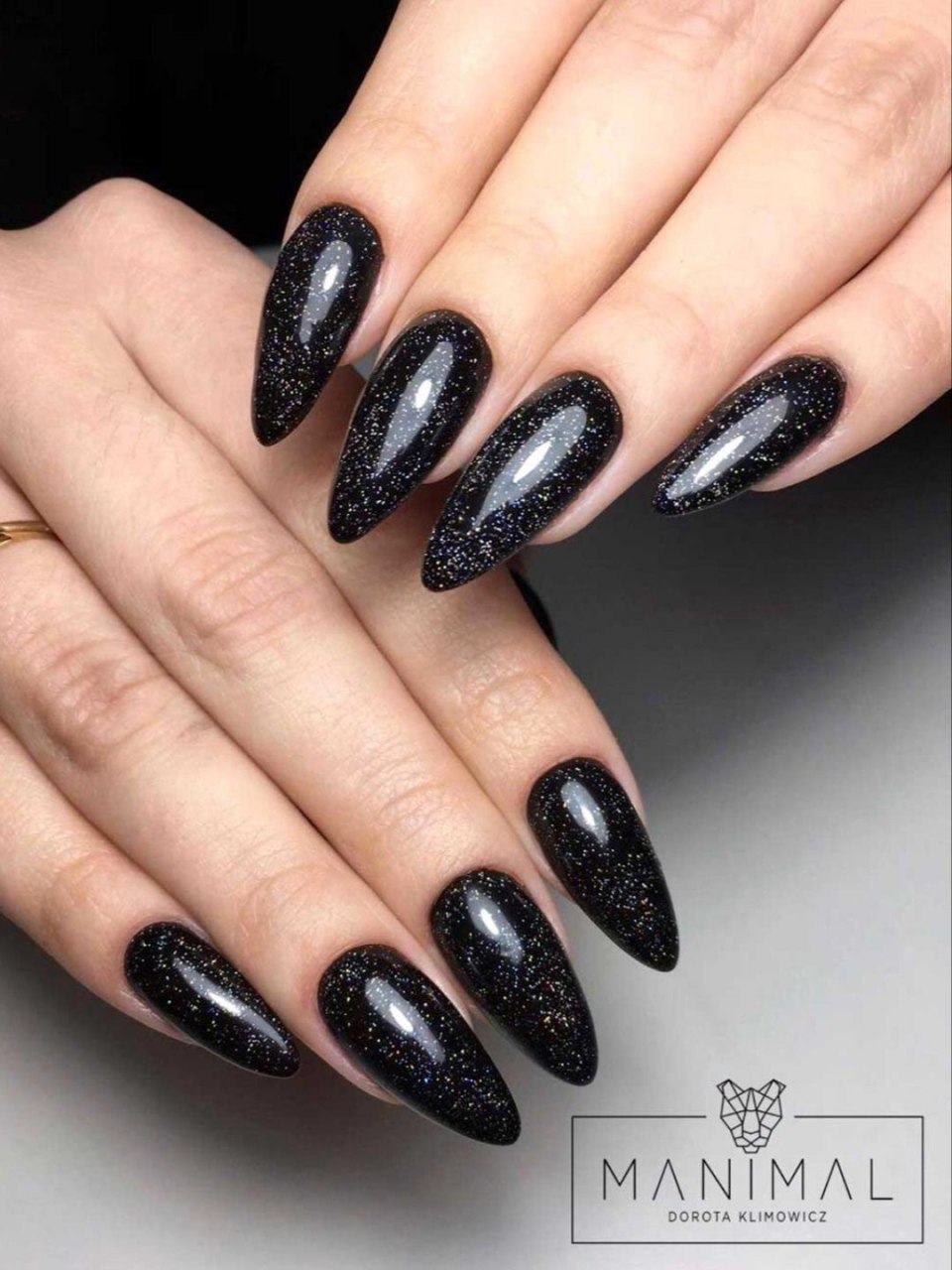 Черные ногти миндаль