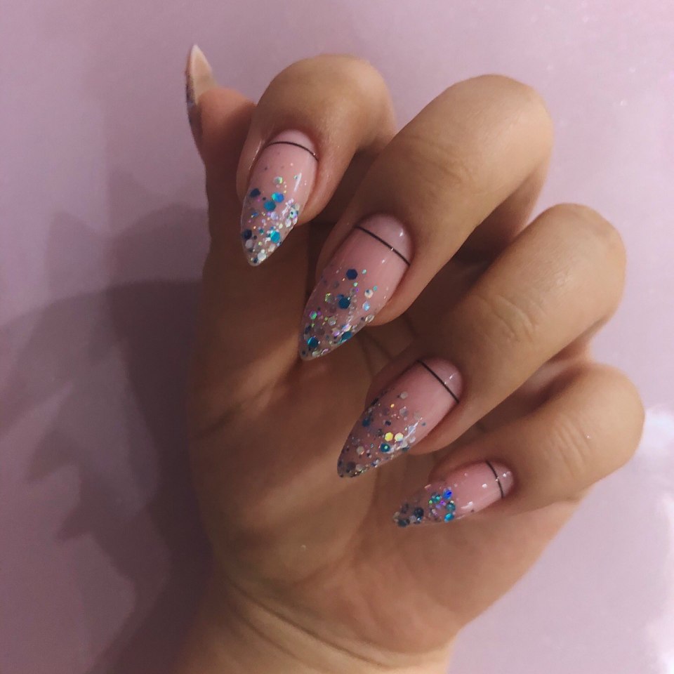 Девушка с маникюром