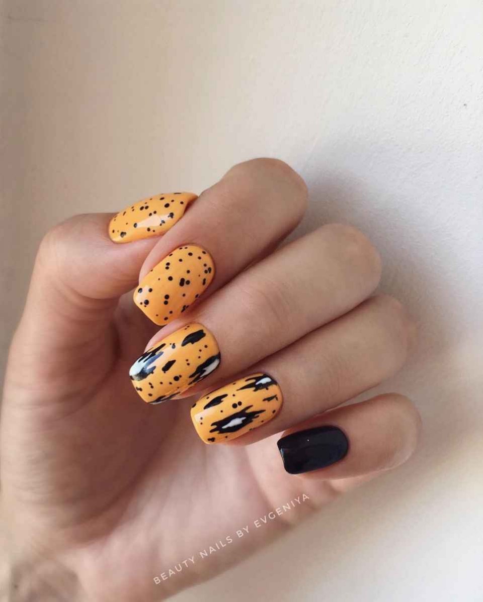 Маникюр жёлтый в крапинку