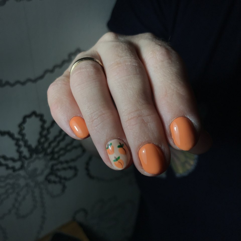 Маникюр белый с оранжевым фото