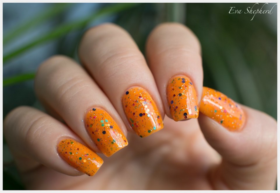 Яркий летний маникюр на короткие овальные ногти