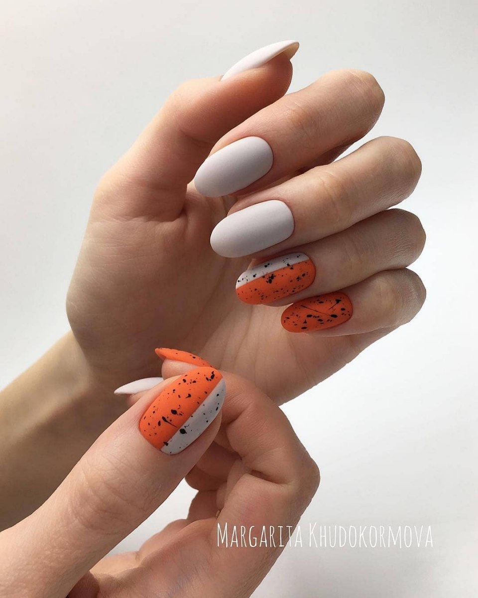 Маникюр оранжевый в крапинку