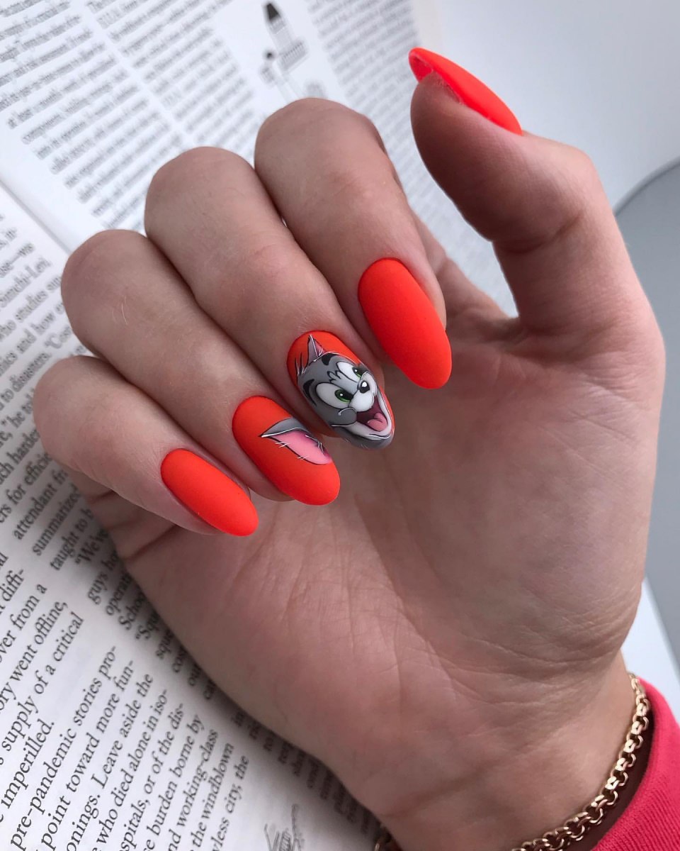 Желтые ногти с перепелиными яйцами