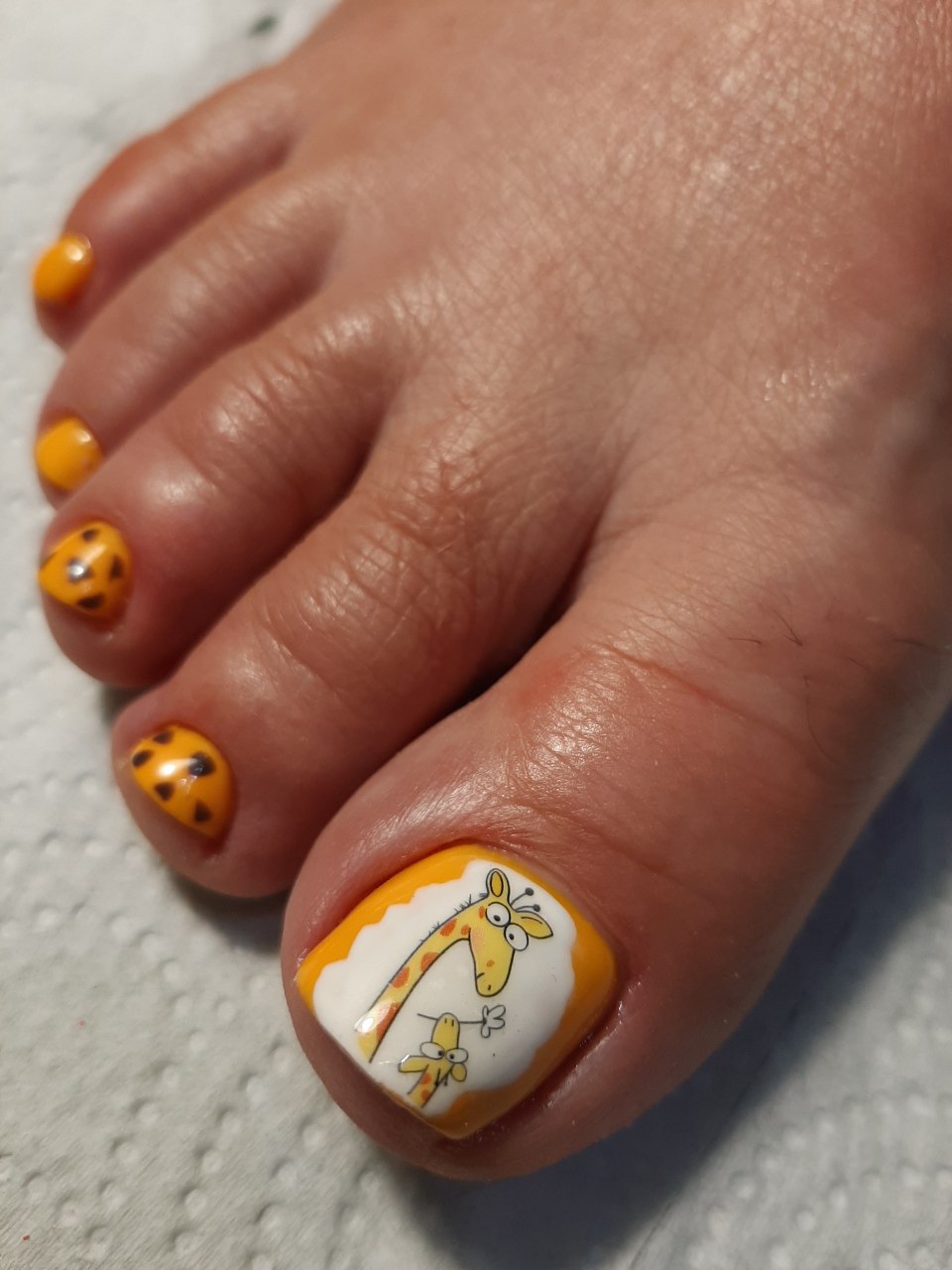 Оранжевый маникюр на короткие квадратные ногти