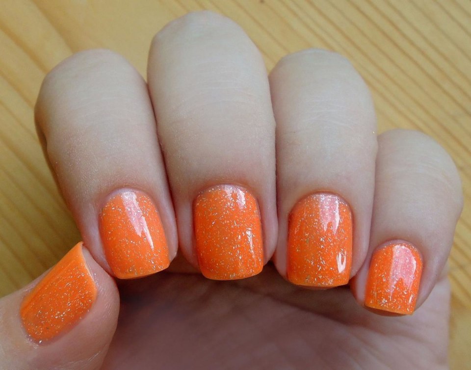 Оранжевый маникюр с втиркой