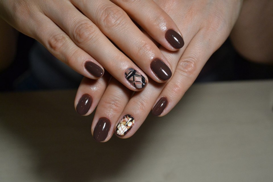 Светло коричневый маникюр