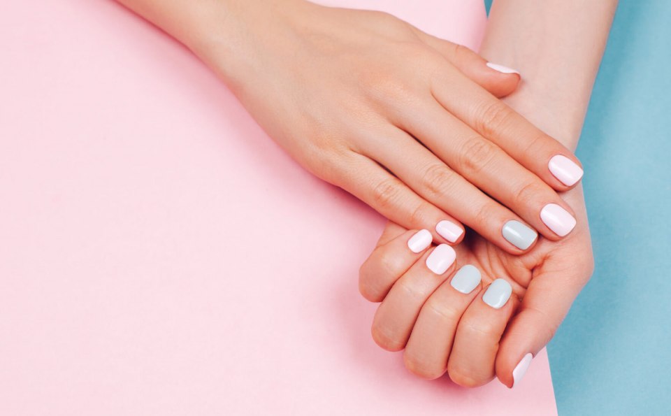 Красивые руки с маникюром