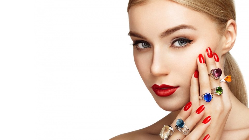 Девушка с красивым маникюром