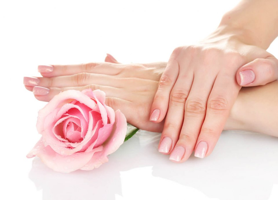 Ухоженные руки на белом фоне