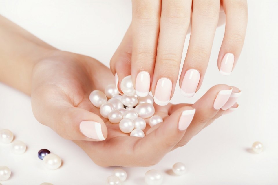 Красивые руки с маникюром