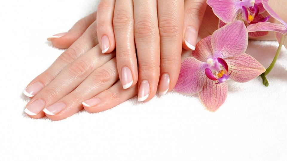Маникюр на белом фоне