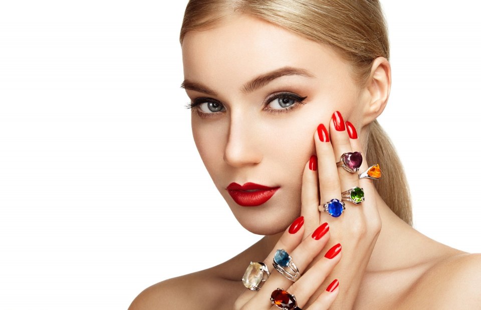 Девушка с маникюром