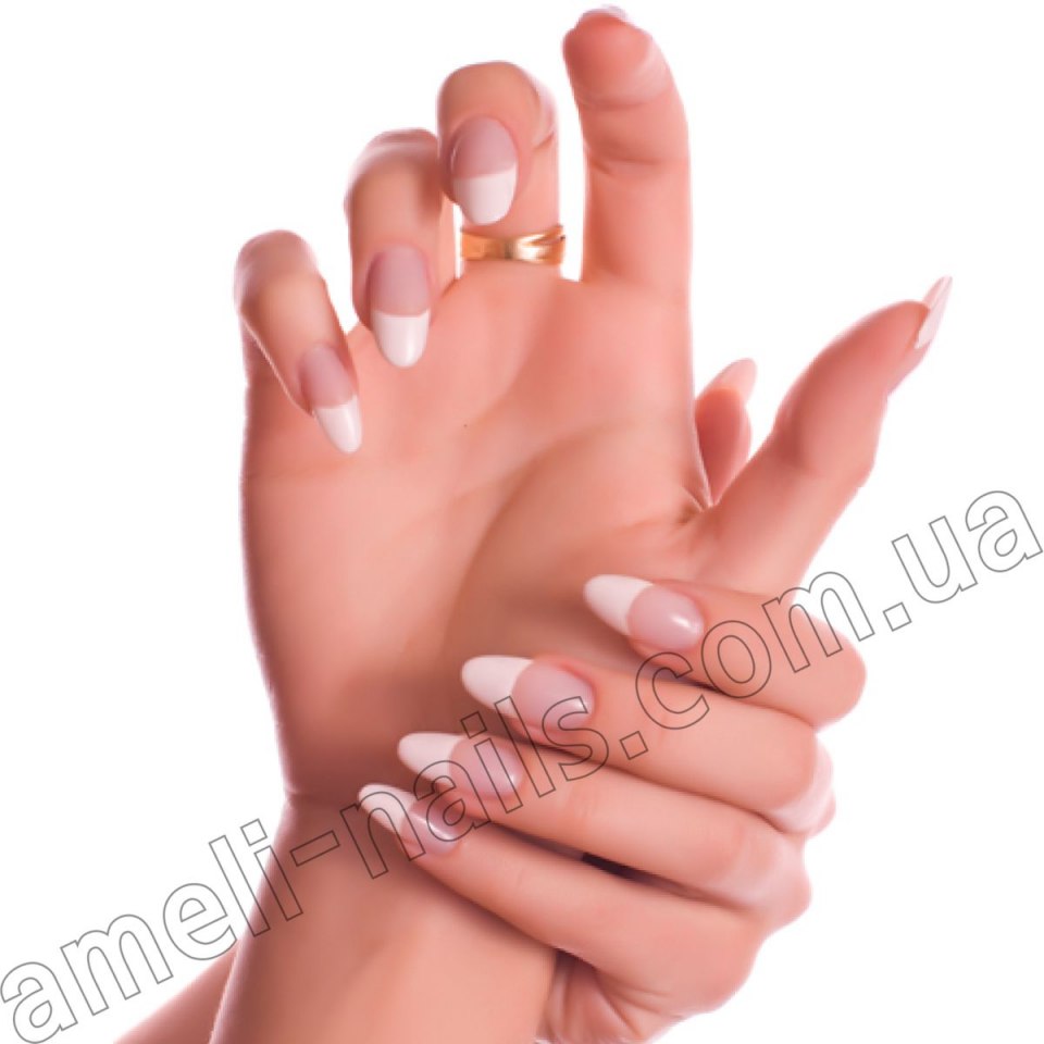 Красивые руки с маникюром