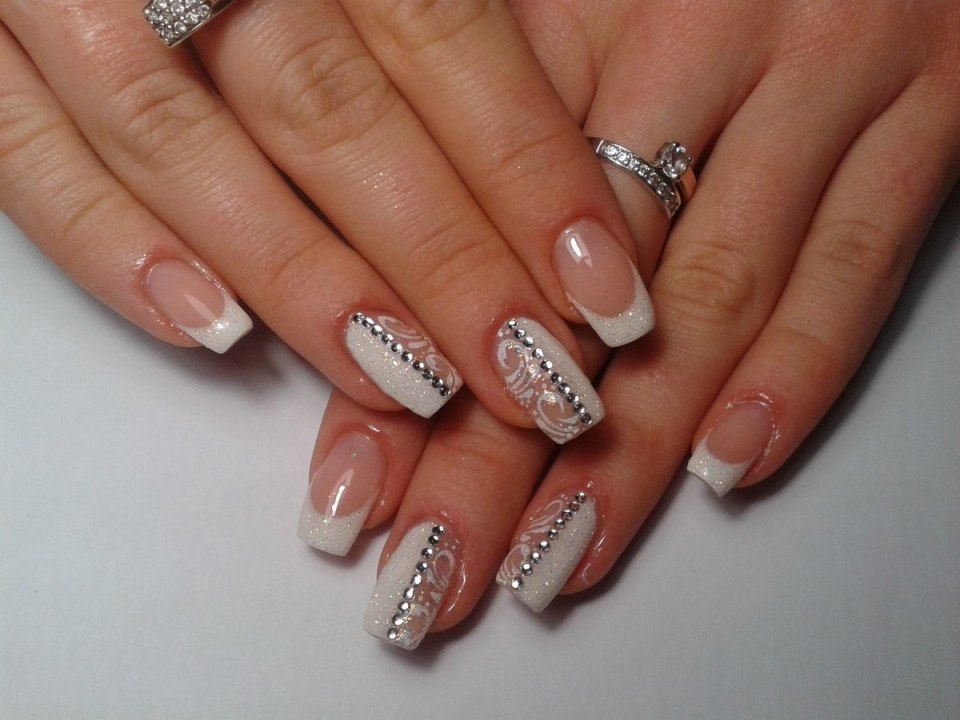 Французский маникюр со стразами