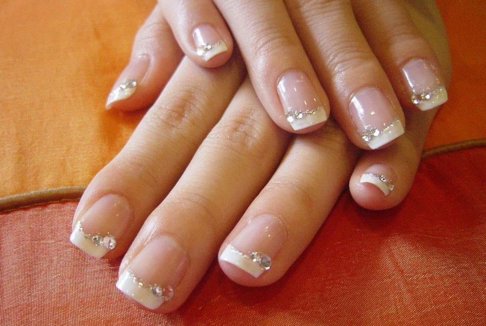 Свадебный французский маникюр на короткие ногти