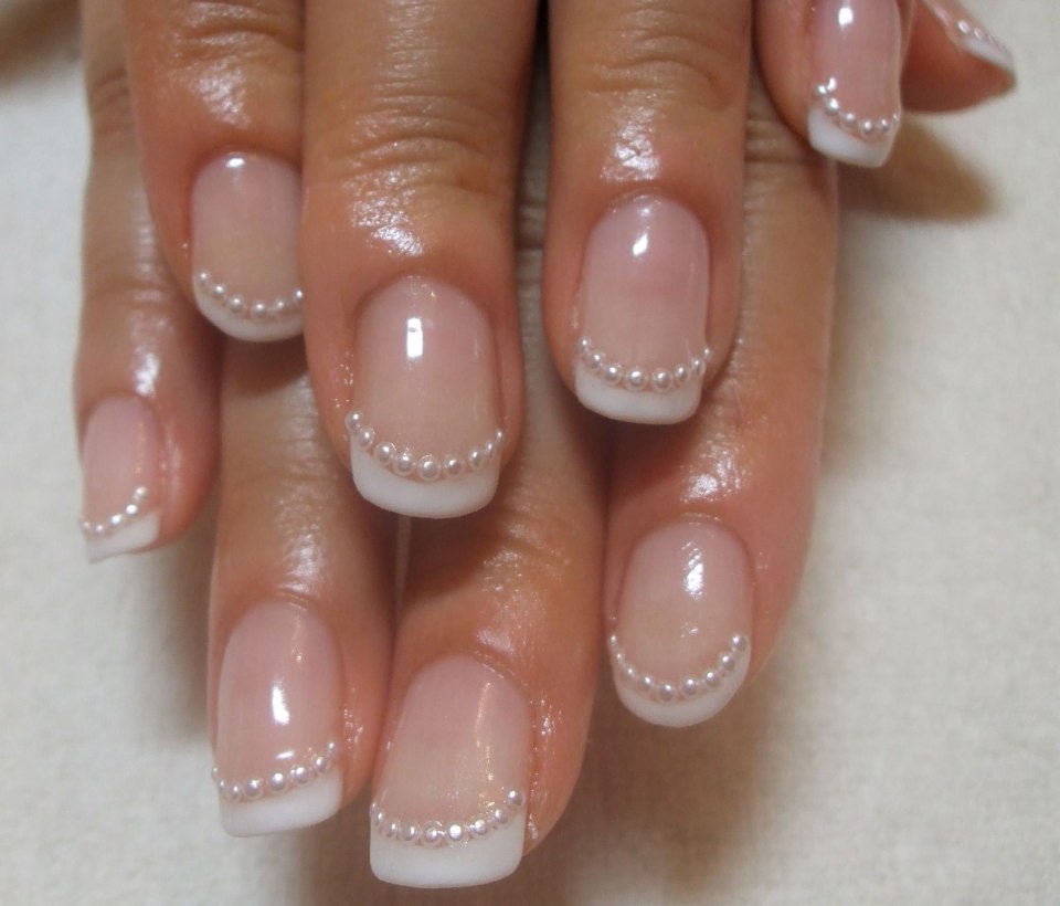 Маникюр френч с жемчугом