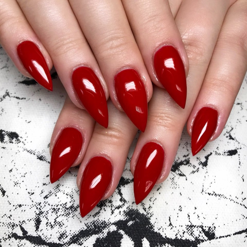 Красные длинные ногти