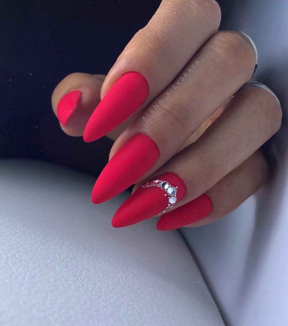 Дизайн ногтей красный