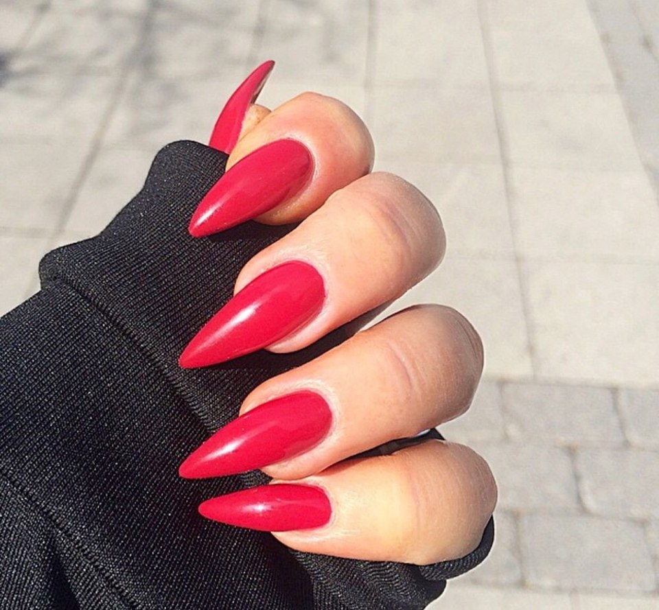 Красный маникюр на миндалевидных ногтях 2021