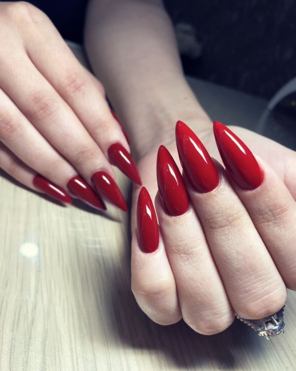 Ногти миндаль красный френч