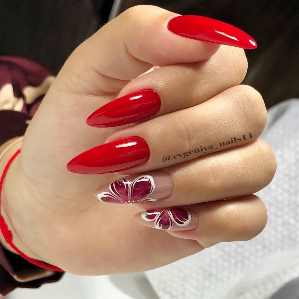 Маникюр красный на миндалевидных ногтях красный