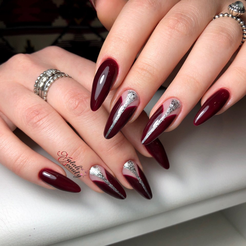 Красный маникюр длинные ногти миндаль