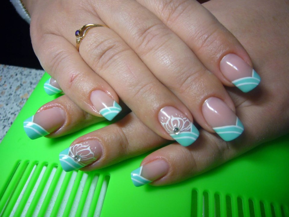 Ногти бирюзовые с белым