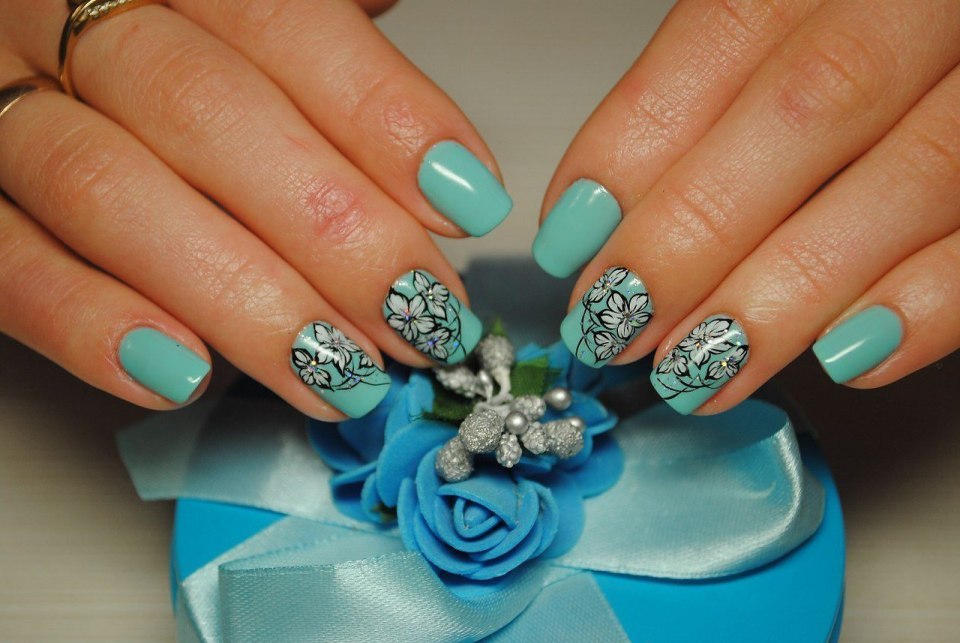 Бирюзовый френч на ногтях