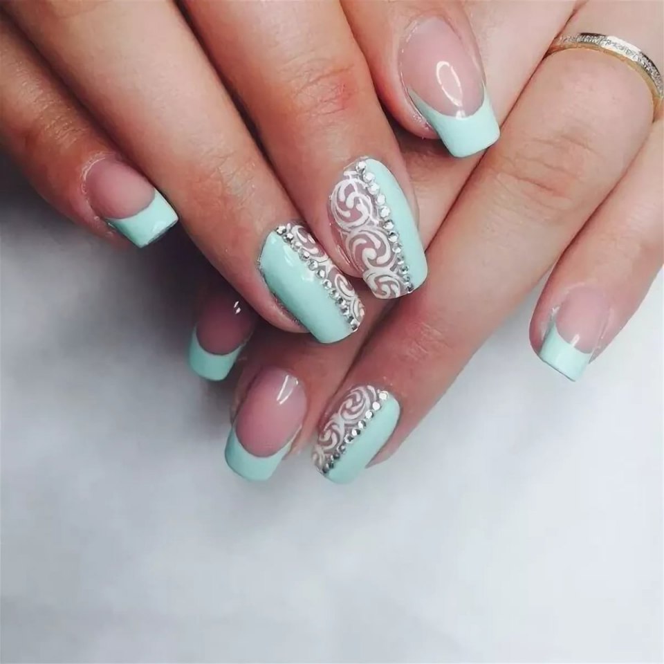 Маникюр френч голубой с белым