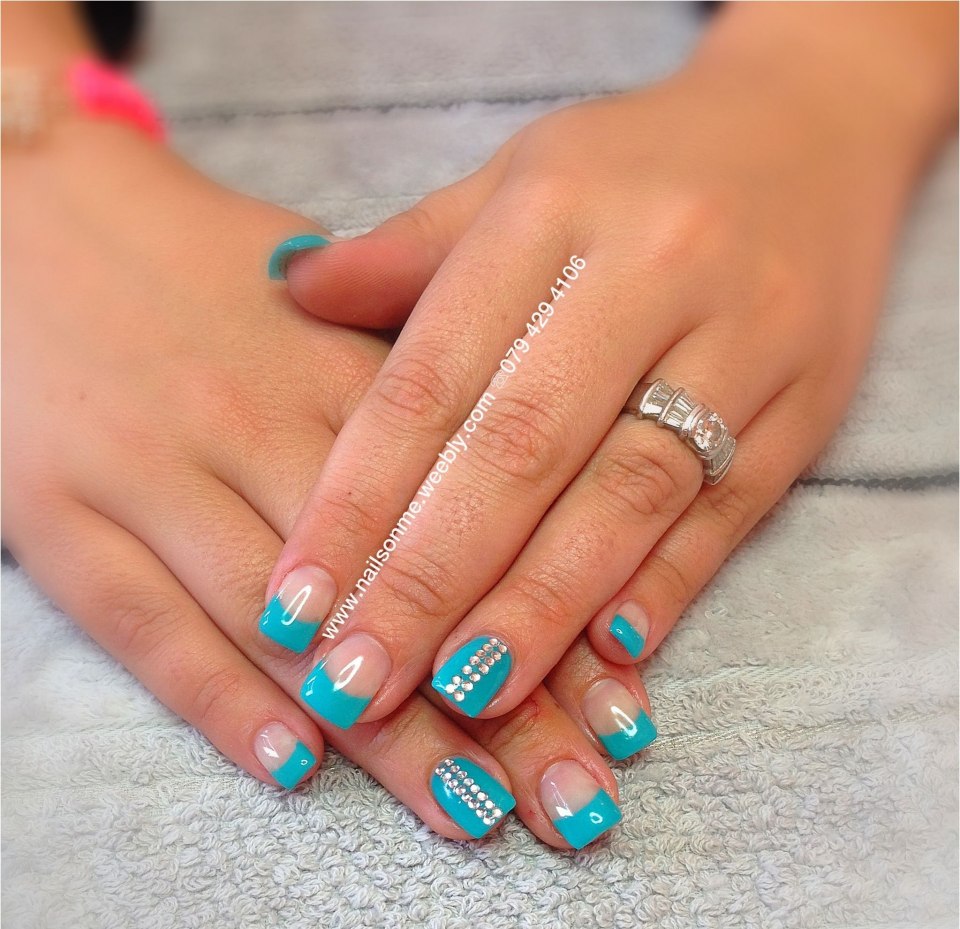 Маникюр голубой френч